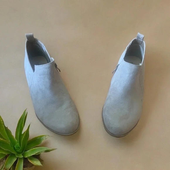 Torrid Women's Size 9W Tan Beige V-Cut Ankle Boots Faux Suede with Zippers - Picture 2 of 10